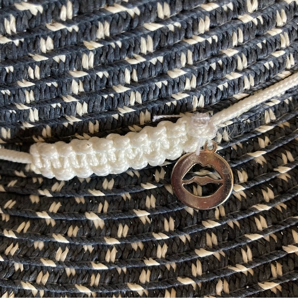 Marilyn Monroe hat ..unfortunately  was just a tad too small for my big head 😅 - Picture 5 of 9